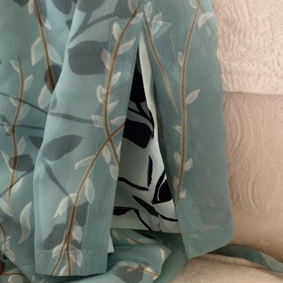 IN Wear two piece blouse and matching wrap around skirt - Picture 6 of 7